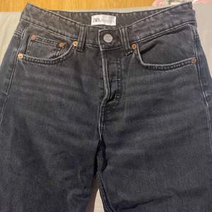 Säljer dessa zara jeans för de har blivit för små för mig, modellen heter ”the midwaist straight” jeansen är i storlek 36 och passar i längd 165 ish:)