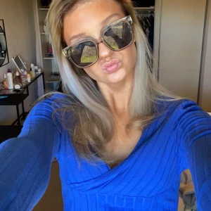 Blå tröja  - Säljer denna otroligt fina blåa tröjan men V-ringning vid brösten! Jätte fin färg och somrig tröja! Klassiska tröjmaterialet och jätte skön att ha på sig! 