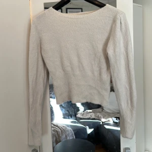 Vit stickad tröja - Tröjan är använd 1 gång tröjan har en liten båtform uppe vid axlarna annars i fint skick. Tröjan är från only