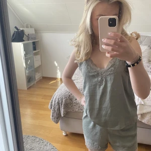 Grönt pyjamas set 💚 - Tryck gärna på ”KÖP NU”. Grönt pyjamas set från Hm som knappt använts 💚