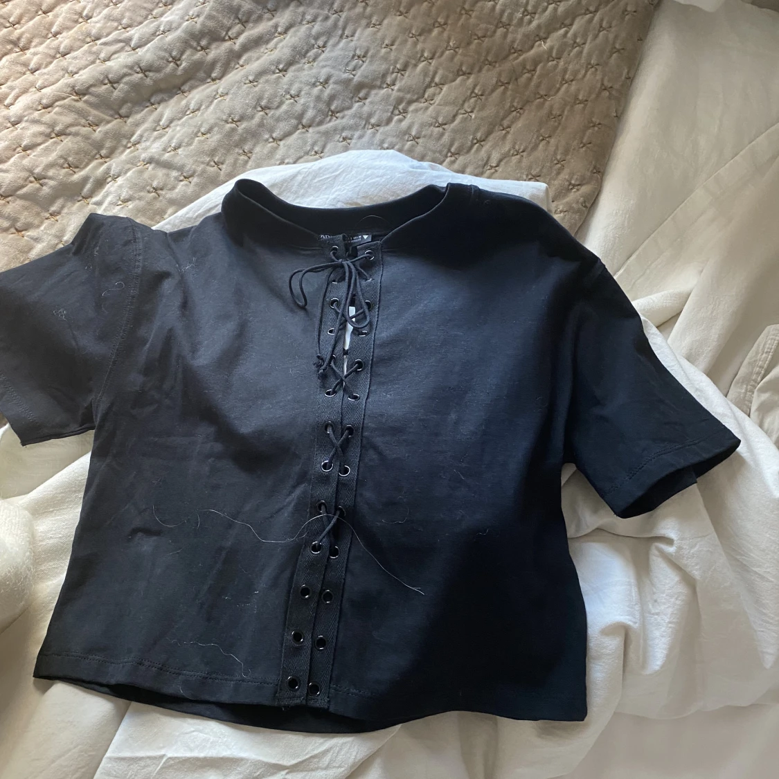 Oanvänd t-shirt med knytning