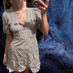 sommar klänning - säljer denna sjukt söta klänning perfekt till sommar! 