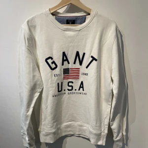 Vit tröja  - En fin tröja,stilren och bekväm i helt okej skick!