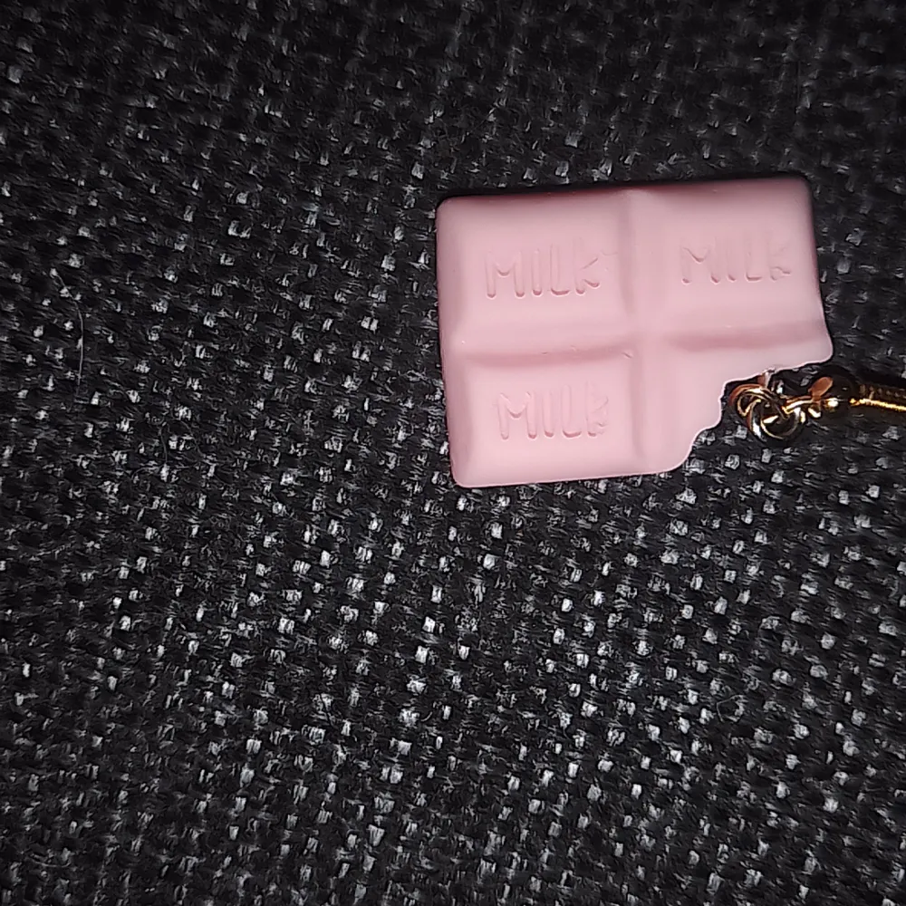 Detta är ett par fina rosa öronhängen till bra pris,hoppas att ni vill köpa. Asusteet.