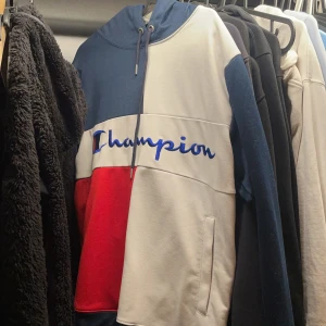 Champions hoodie med röd, mörkblå och vit färg.  - Champion hoodie med röd, vit och mörkblå färg. Authentic american athletic apparel. 