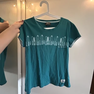 Peak performance  - T-shirt, bra skick, storlek L men passar S/M💞Priset är inklusive frakt.