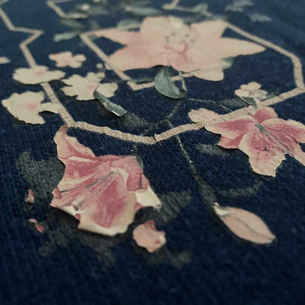 En skön stickad tröja med tryck som säger 78 med blommor runt om. Dock har blommorna och siffrorna försvunnit lite som man kan se i sista bilden. . Stickat.