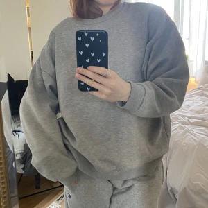 Sweatshirt  - Oversized supermysig sweatshirt från asos, strl l men jag på bilden har s, spårbar frakt 69kr💕