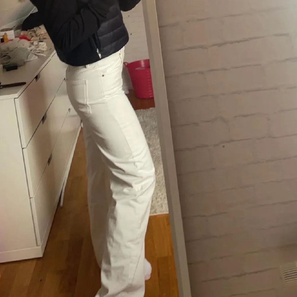 Helt nya vita jeans från Zara i storlek 36❤️ Nypris 399🫶. Jeans & Byxor.