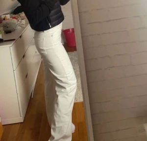 Vita jeans - Helt nya vita jeans från Zara i storlek 36❤️ Nypris 399🫶