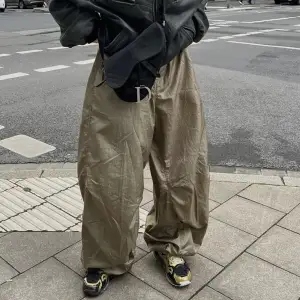 oanvända parachute trousers från motel rocks i silver green 💚 stora i storleken! bild 1 och 2 är lånad från deras hemsida