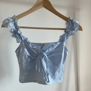Nelly topp - Så himla söt och fin ljusblå topp med knytning från Nelly som av någon anledning inte använts, så är i nyskick! Stl XXS, passar mig som har XS👼🏼