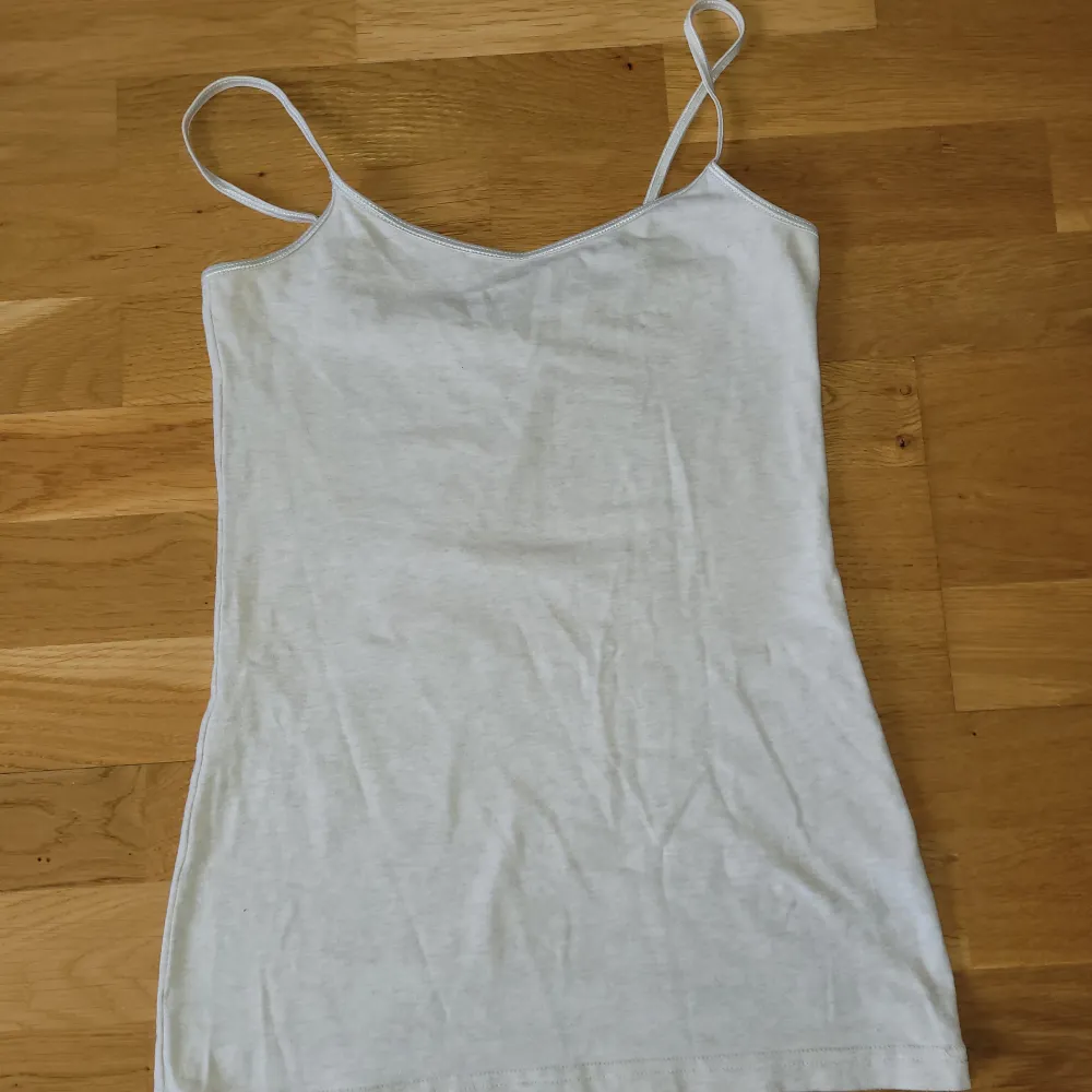 Beige linne från H&M i storlek 38. Kan fraktas men köparen står för frakten 💕. T-shirts.