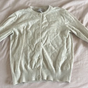 Stockholmsstil kofta med knappar - Fint skyck, ser lite skrynklig ut men det är inte så i verkligheten