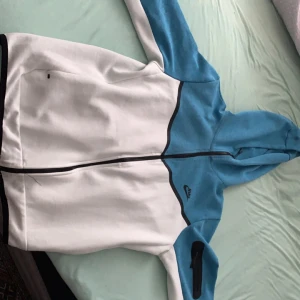 Nike tröja - Använd Max 2-3 gånger, riktigt bra kvalite på den, priset kan diskuteras vid snabbaffär 