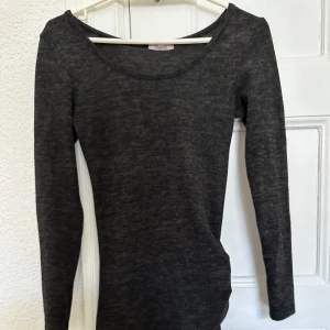 Klänning med scrunch på ena sidan - Stretchigt material, längd ovanför knäna