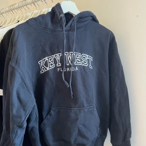 Hoddie  - Säljer min mörkblåa hoodie som är köpt i England men som nu inte kommer till användning!🥰