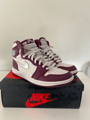 Jordan 1 high OG - Tjena, säljer nu mina Jordan 1or Bordeaux High, inte min stil och står bara och dammar, perfekt nu inför sommaren och riktigt snygga, eftersom det inte kommer till användning så säljer jag dom nu billigt, det är äkta, rakt från sneakersandstuff.com 
