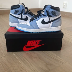 Air Jordan 1 University Blue - Köpta cirka 2 år sen, de är sparsamt använda och är ändå i bra skick. Kommer med låda och extra laces. Pris kan diskuteras!