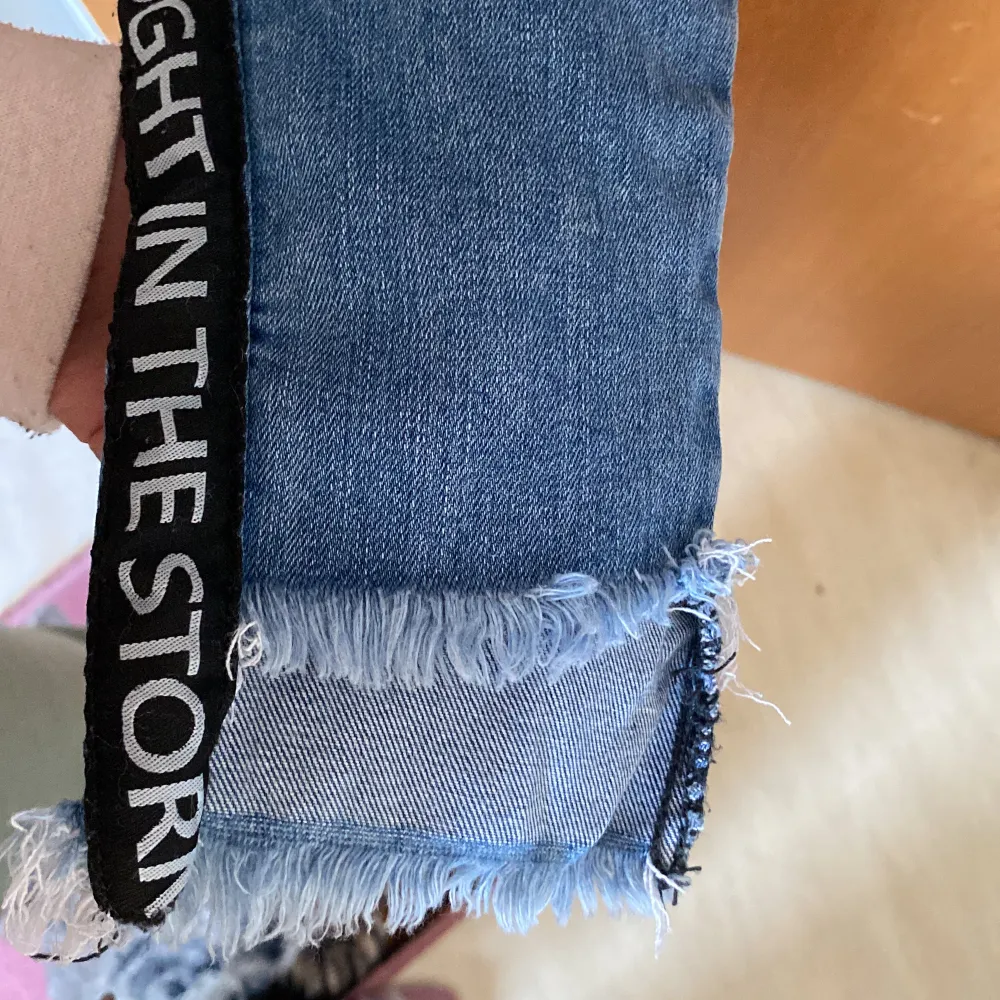 Säljer dessa skinny jeans som har text i längderna. Modellen är att de ska vara lite kortare framme och längre bak💙priset diskuteras Såklart💙. Jeans & Byxor.