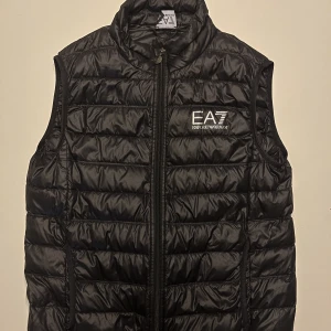 EA7 väst - Armani väst. Säljs pga att den har blivit för liten för mig.
