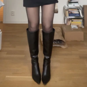 Boots från monki - Ursnygga boots från monki i veganskt läder, inga skador dvs märken etc, i mycket bra skick. Strl 38 och köpta för 700