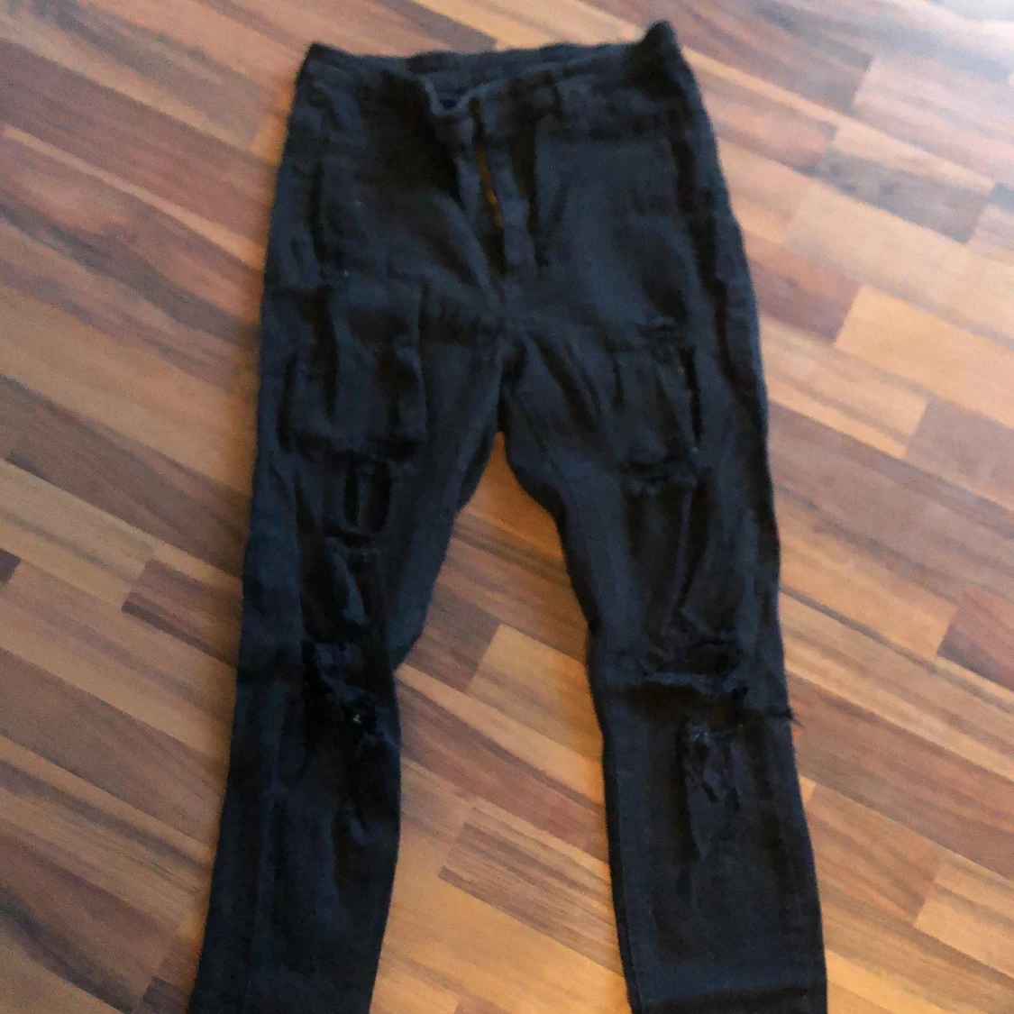 slitna svarta jeans