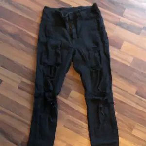 slitna svarta jeans, just nu lite håriga men det tas självklart bort innan dom säljs iväg. använda ganska mycket förut därför lite extra slitna vid slitningen. (jag hoppas man kan läsa av storleken på lappen)