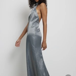 Långklänning  - Långklänning från NA-KD för stor för mig så därför säljs så endast testat den annars aldrig använd slutsåld på hemsidan stämmer rätt i storleken