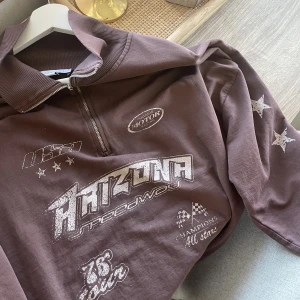 Tröja - Tröja med dragkedja, från topshop med racingdetaljer 🏎 Kan skicka fler bilder! 