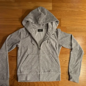 Juicy couture - Säljer en oanvänd grå juicy kofta