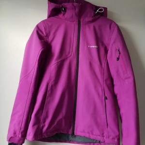 Skidjacka - Lila skidjacka från Everest. Använd men i gott skick!