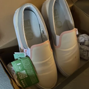 Dc skor helt nya - Detta är ett par helt nya DC skor köpte för 350kr och säljer detta för 250 kr skriv för mer bilder TRYCK INTE PÅ KÖP NU KONTAKTA FÖRST🫶🏻