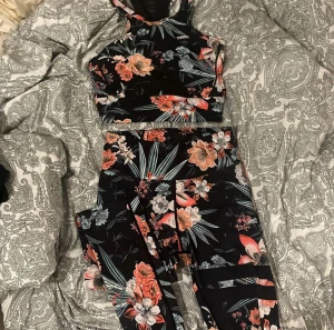 Stronger tights  - Säljer mina fina stronger tights. Dem är använda och därför säljer jag dem för en mycket billigare pris. TOPPEN ÄR SÅLD. Vid frågor/ fler bilder kontakta mig. NYPRIS 799kr