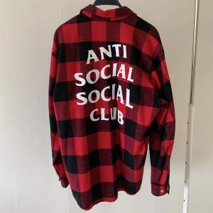 Flanellskjorta från Anti Social Social Club. Storlek M. I fint skick. Jättefina färger. Made in USA. 100% bomull. Unik och sällsynt.