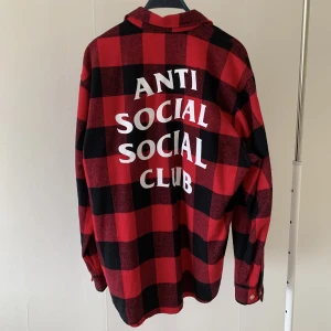 Anti Social Social Club Flanell - Flanellskjorta från Anti Social Social Club. Storlek M. I fint skick. Jättefina färger. Made in USA. 100% bomull. Unik och sällsynt.