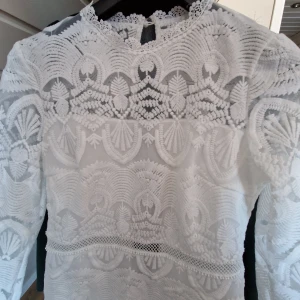 Klänning - Såååå fin klänning, perfekt till studenten!! Säljer då jag hittat en annan. Väldigt fint skick! 🌸