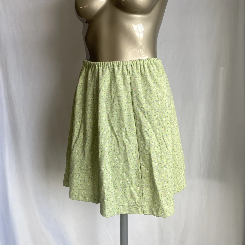 så söt handgjord mini kjol 😍skön och flowy! resår i midjan. Kjolar.
