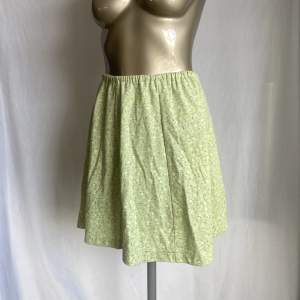 så söt handgjord mini kjol 😍skön och flowy! resår i midjan