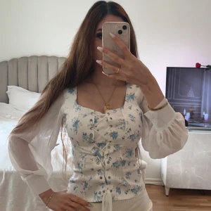  Coquette cottagecore blus - Så fin blus i XS, dragkedja där bak och man kan dra åt snörningen så den går in i midjan. Sitter så fint på,  jättevacker men färgen klär mig inte.