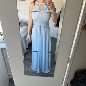 Balklänning  - Säljer nu min balklänning, köpte den begagnad och finns fläckar på den, men inget man tänker på när den är på