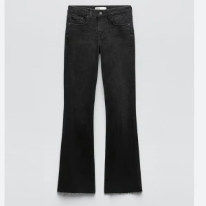 Zara Jeans  - JEANS ZW THE COUNTOUR BOOTCUT med medelhög midja! Säljer då jag beställde hem två storlekar.  Jeansen är aldrig använda och prislappen är fortfarande kvar!