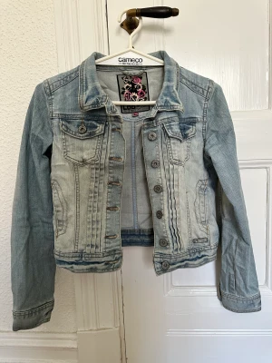 Kort jeansjacka strlk ”158” - Bra skick! Säljes pga för liten
