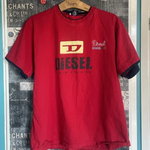 T-shirt Diesel - ✨Vintage diesel tröja i gott skick. Passar bra både som oversized eller regular fit🙌