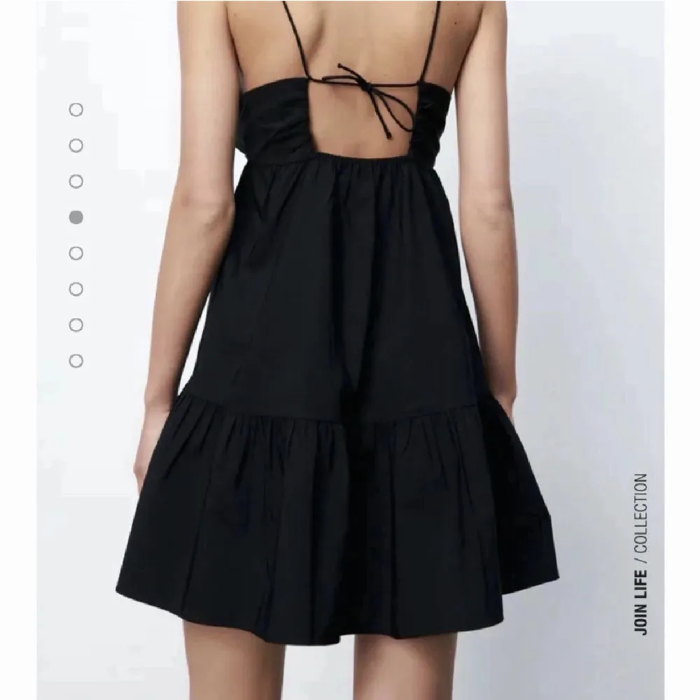 Supersöt svart klänning från zara. Använd 1 gång då den blivit för liten. Säljer för 200 vid snabb affär . Klänningar.