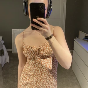 klänning - Såå fin mid klänning som jag köpt på pull&bear i storlek xs , jag är 156cm som referens. Superbra skick!! Liknar adoore klänningarna 