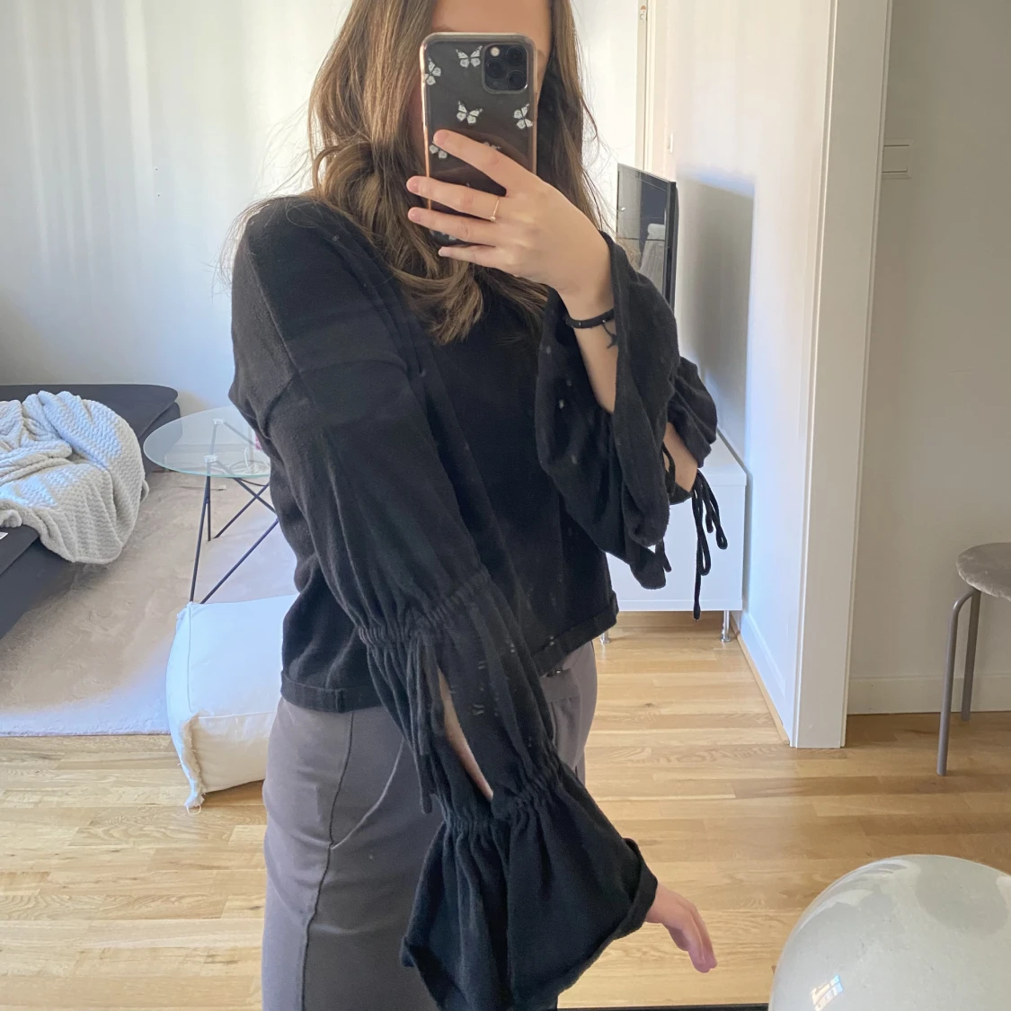 Svart tröja med knytdetaljer