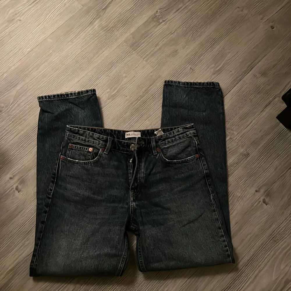 mid waist jeans från zara som inte säljs längre! har inte används mycket, vid frågor skriv! frakt tillkommer!. Jeans & Byxor.