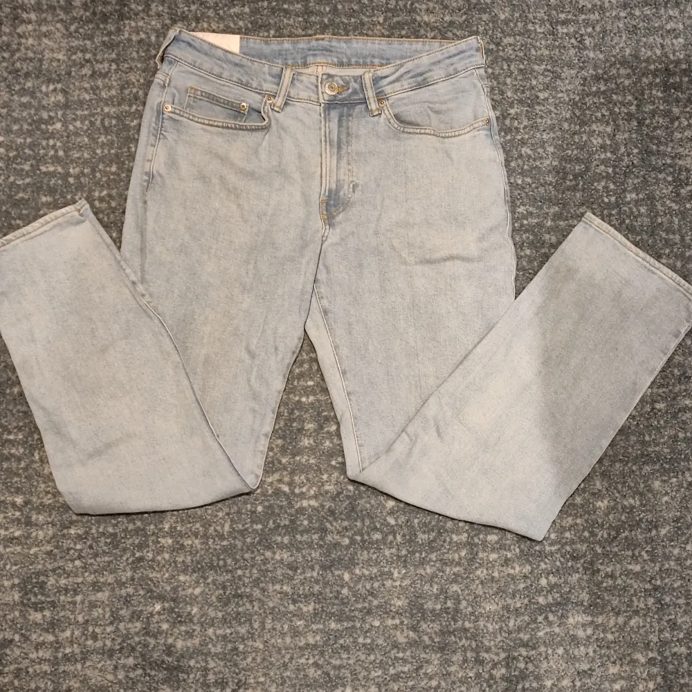 Regular fit jeans, töjbara, 31/32, ljusblå, inga defekter, köpta för 350kr. Jeans & Byxor.