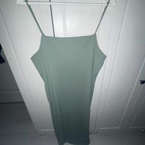 Ljusgrön klänning från hm med slits och band som går att justera. använd fåtal gånger. Skriv privat för bilder hur den sitter på. Pris kan diskuteras och köparen står för frakt😊🤍🤍